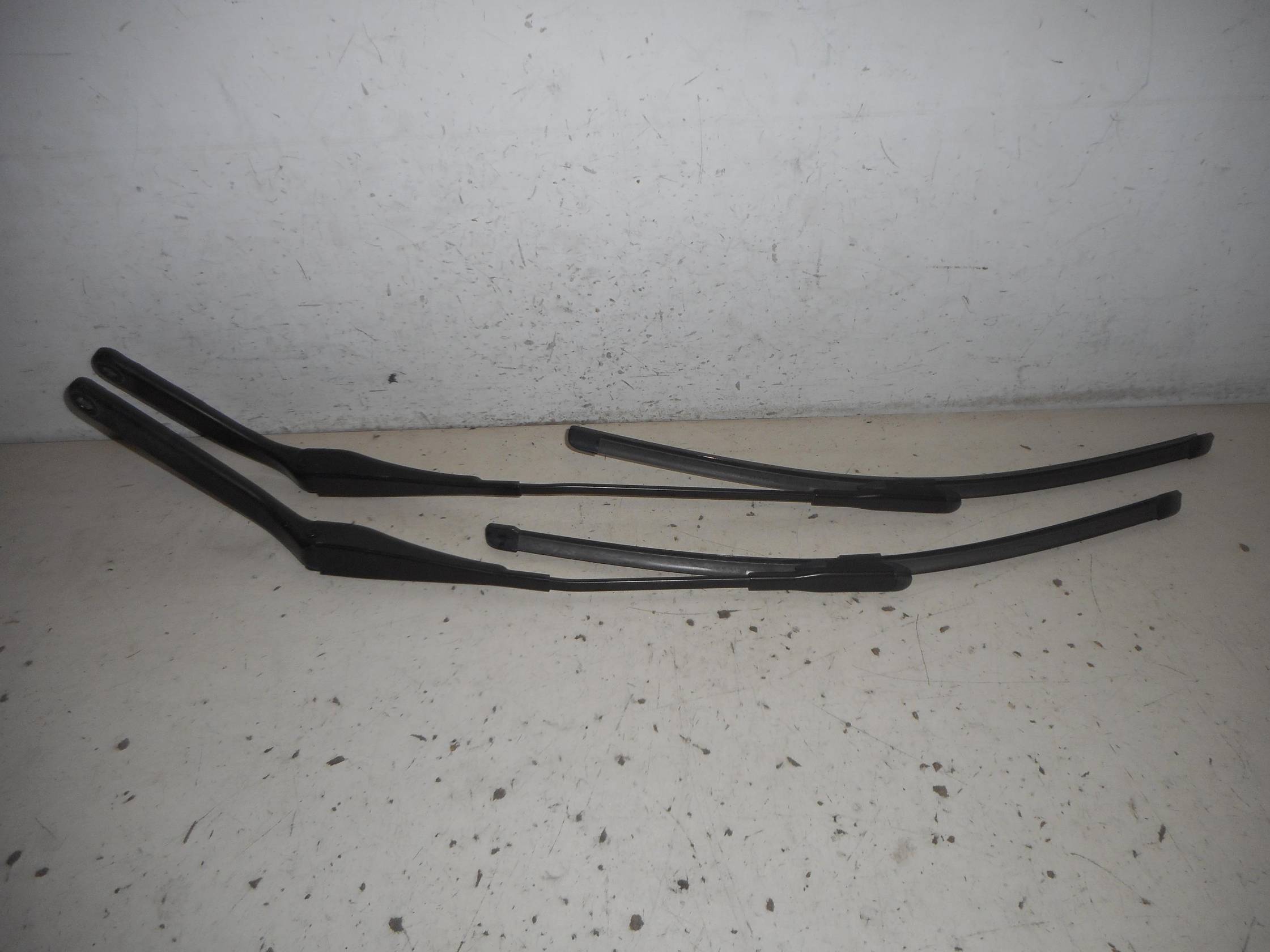 Braccio tergiparabrezza sx.